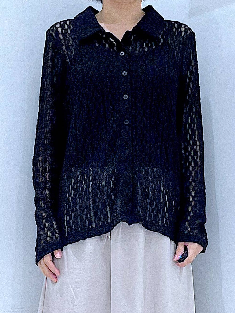 ブラック系のローファー、ブラック系のショルダーバッグ、ベージュ系のスカートを着用したレディースの秋コーディネートの7枚目の写真