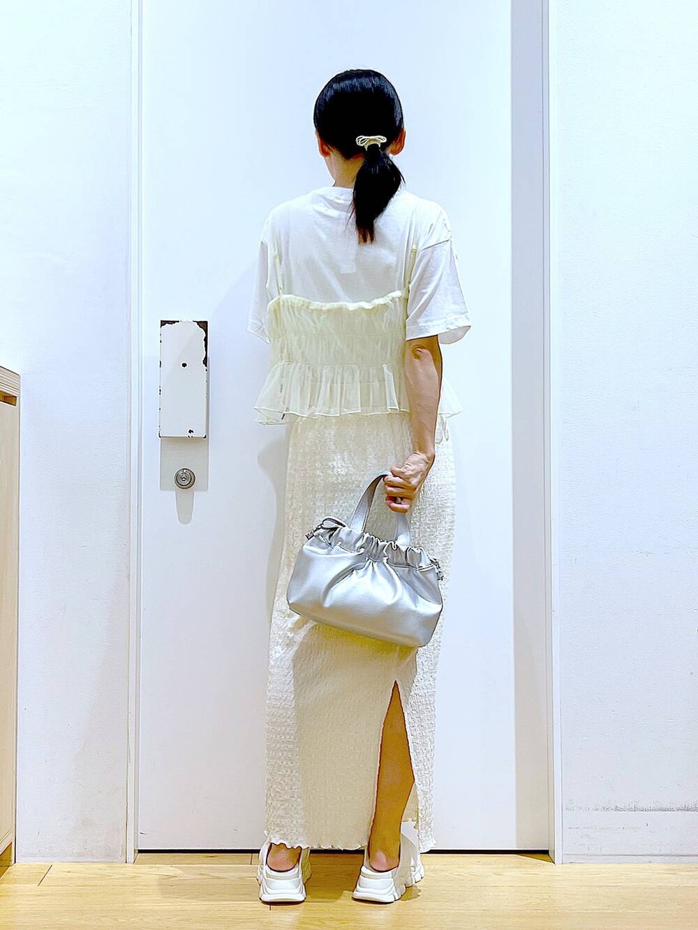 ホワイト系のサンダル、ホワイト系のTシャツ/カットソー、イエロー系のキャミソールを着用したレディースの夏コーディネートの5枚目の写真