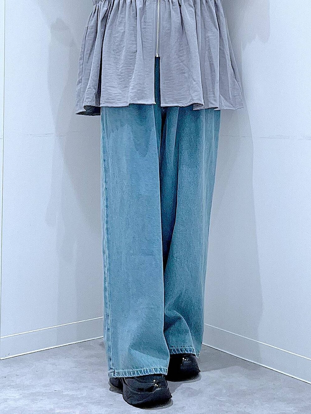 ホワイト系のTシャツ/カットソー、ブラック系のローファー、ブラック系のショルダーバッグを着用したレディースの秋コーディネートの8枚目の写真