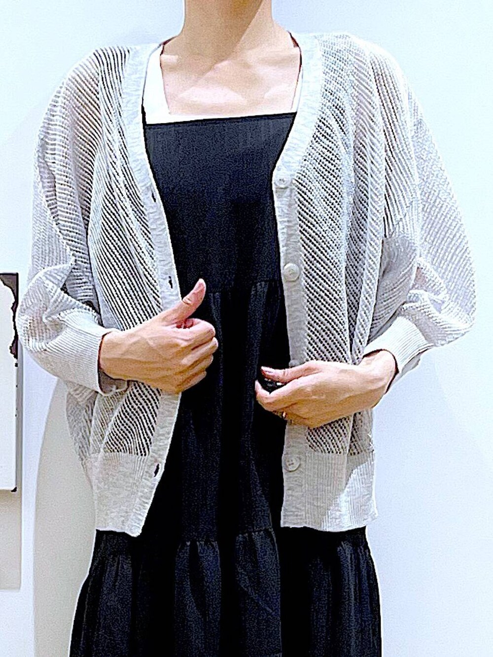 その他のトートバッグ、ブラック系のサンダル、ブラック系のワンピースを着用したレディースの夏コーディネートの7枚目の写真