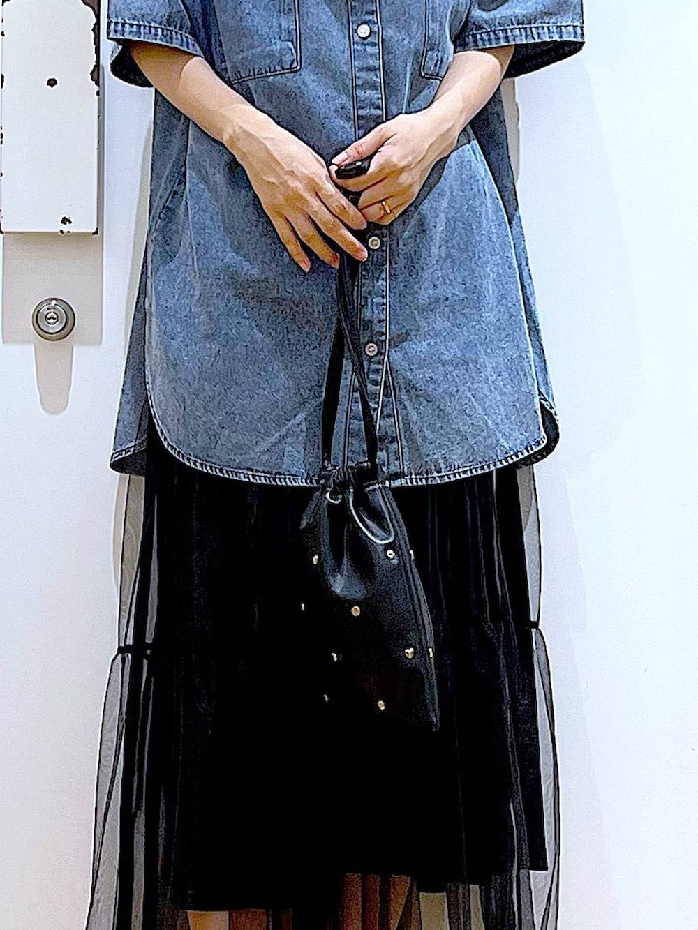 ブラック系のサンダル、ブラック系のショルダーバッグ、ブルー系のシャツ/ブラウスを着用したレディースの夏コーディネートの9枚目の写真