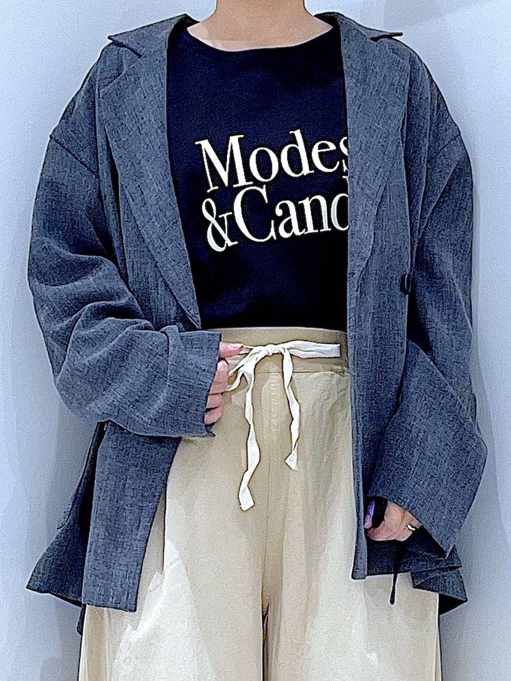 ブラック系のブーツ、ブラック系のTシャツ/カットソー、ブラック系のテーラードジャケットを着用したレディースの春コーディネートの7枚目の写真
