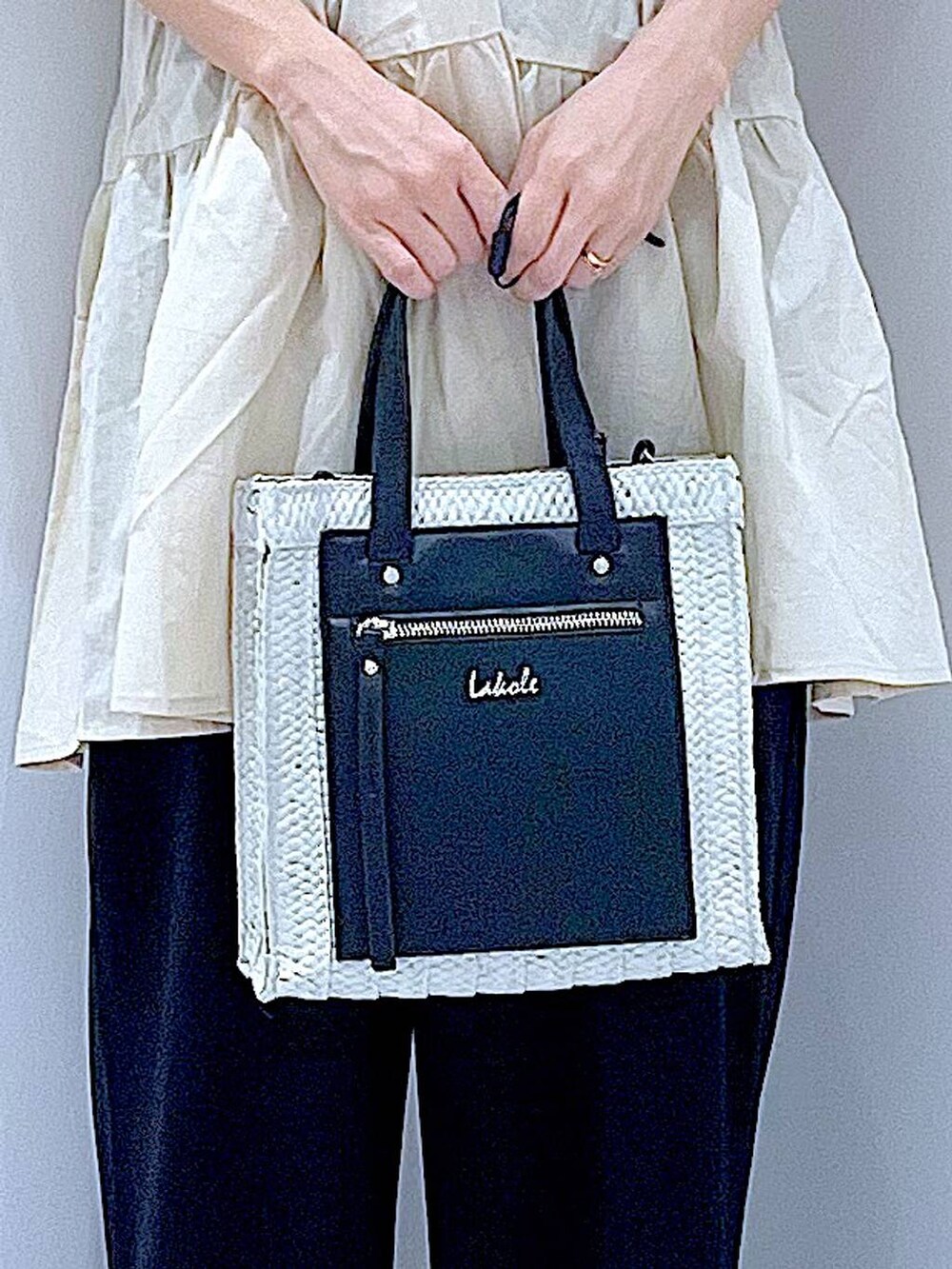 ホワイト系のショルダーバッグ、ブラック系のサンダル、ブラック系のその他パンツを着用したレディースの夏コーディネートの9枚目の写真