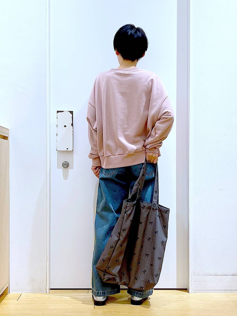 シルバー系のローファー、ブルー系のデニムパンツ、その他のトートバッグを着用したレディースの春コーディネートの5枚目の写真