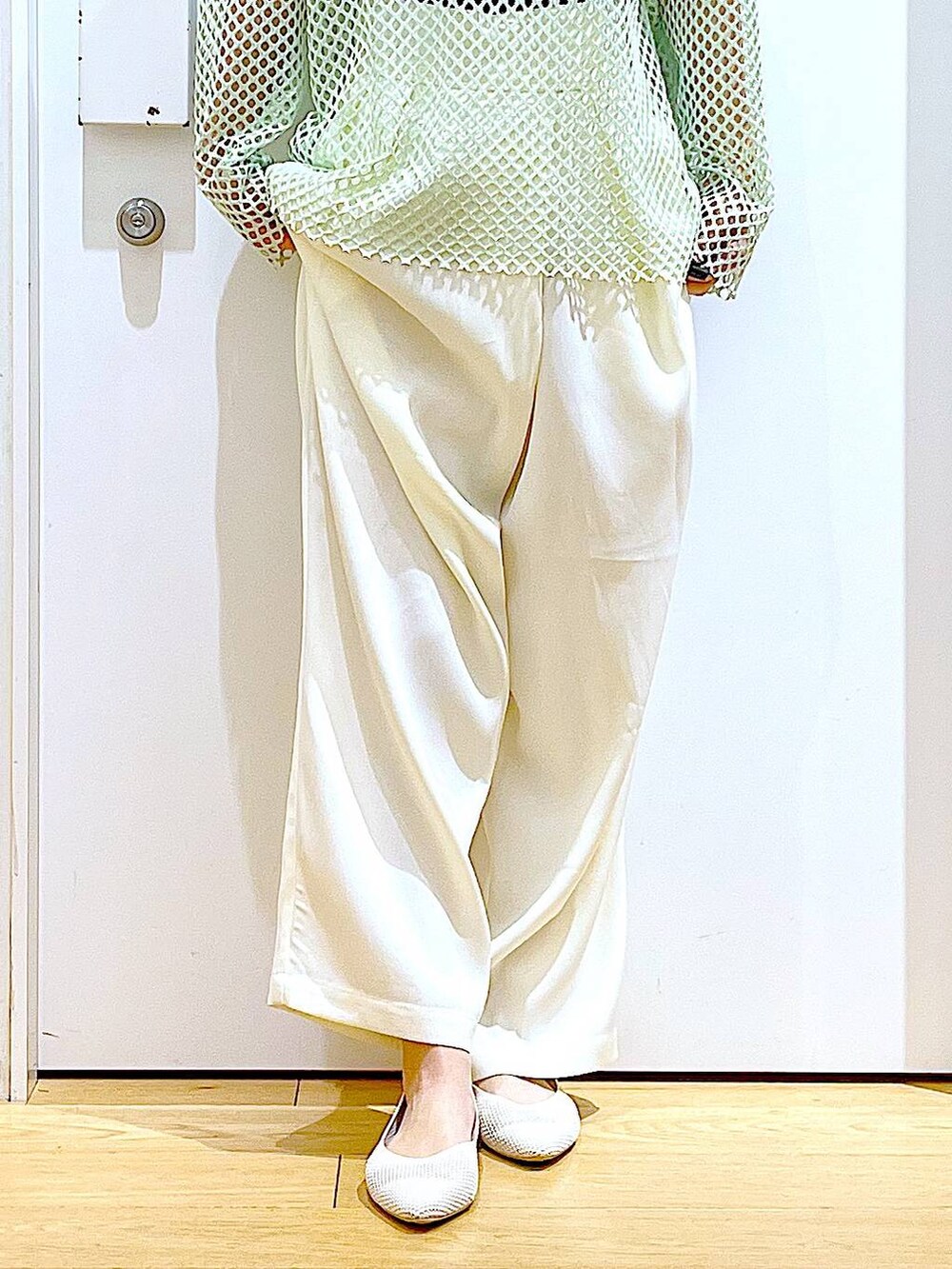 シルバー系のショルダーバッグ、グリーン系のTシャツ/カットソー、ホワイト系のパンプスを着用したレディースの春コーディネートの8枚目の写真