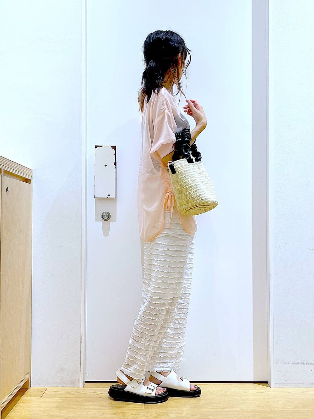 ホワイト系のサンダル、ホワイト系のショルダーバッグ、ホワイト系のスカートを着用したレディースの夏コーディネートの4枚目の写真