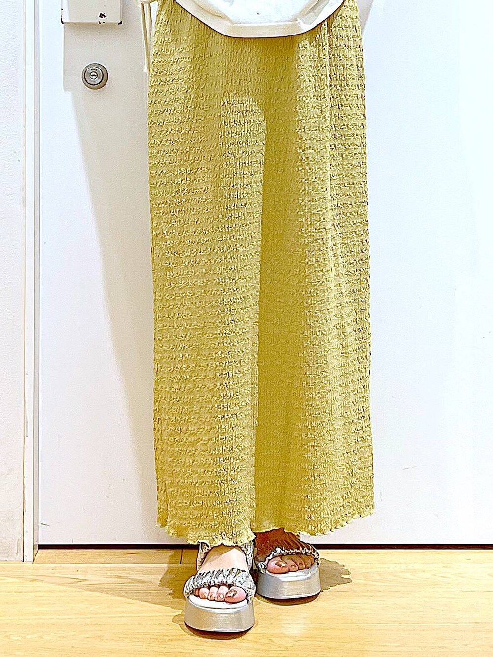 シルバー系のサンダル、ホワイト系のショルダーバッグ、グリーン系のスカートを着用したレディースの夏コーディネートの8枚目の写真