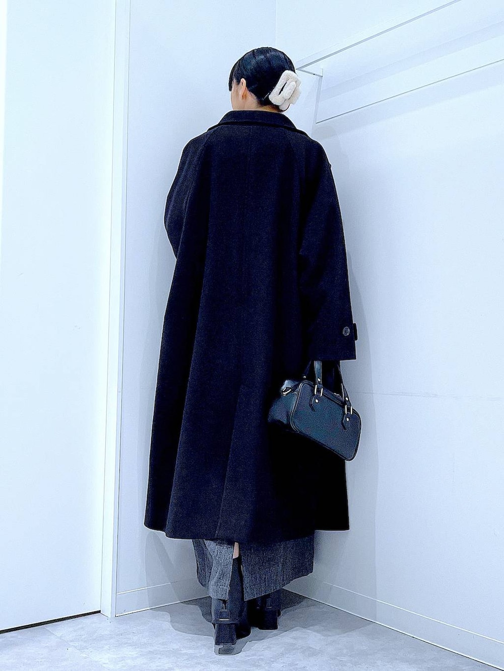 ブラック系のその他アウター、ブラック系のブーツ、ブラック系のニット/セーターを着用したレディースの冬コーディネートの5枚目の写真