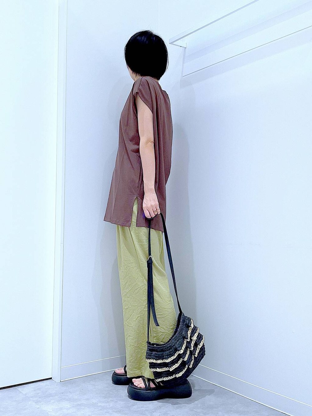 ブラック系のショルダーバッグ、ブラック系のサンダル、グリーン系のその他パンツを着用したレディースの夏コーディネートの3枚目の写真