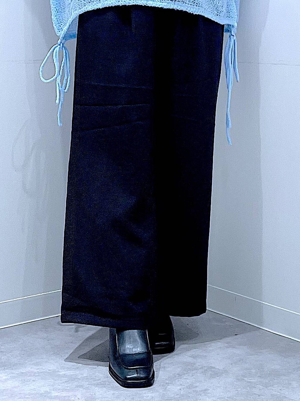 ブラック系のその他パンツ、ホワイト系のショルダーバッグ、ブラック系のブーツを着用したレディースの冬コーディネートの8枚目の写真