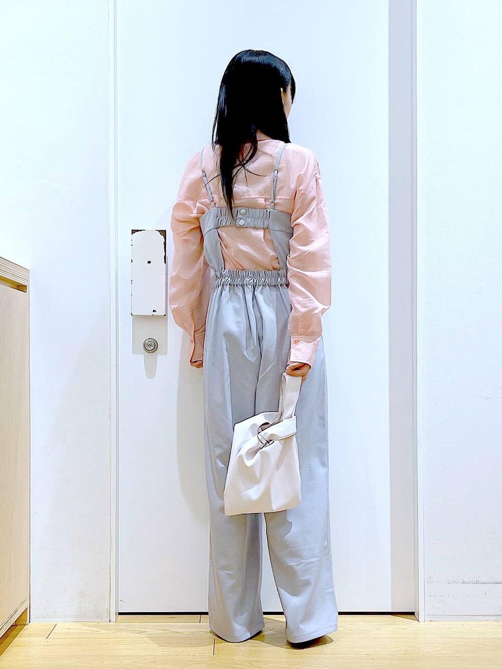 ホワイト系のショルダーバッグ、グレー系のサロペット/オーバーオール、その他のパンプスを着用したレディースの春コーディネートの4枚目の写真