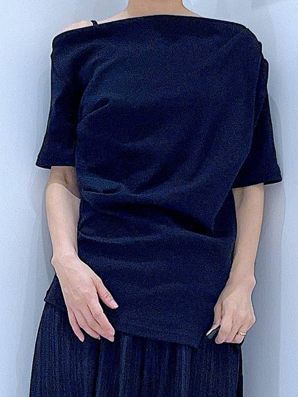 ブラック系のショルダーバッグ、ブラック系のスニーカー、ブラック系のその他パンツを着用したレディースの春コーディネートの7枚目の写真