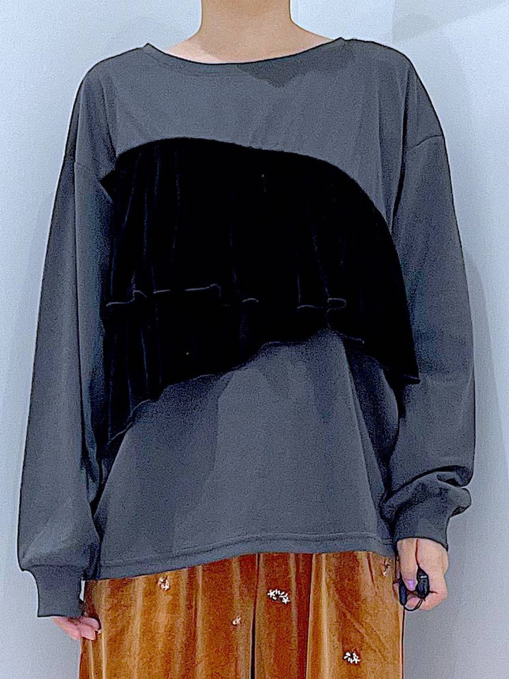 ブラック系のローファー、ブラック系のハンドバッグ、オレンジ系のその他パンツを着用したレディースの秋コーディネートの7枚目の写真