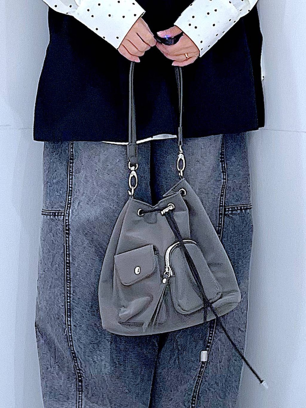 ブラック系のベスト、その他のその他トップス、ブラック系のデニムパンツを着用したレディースの春コーディネートの9枚目の写真