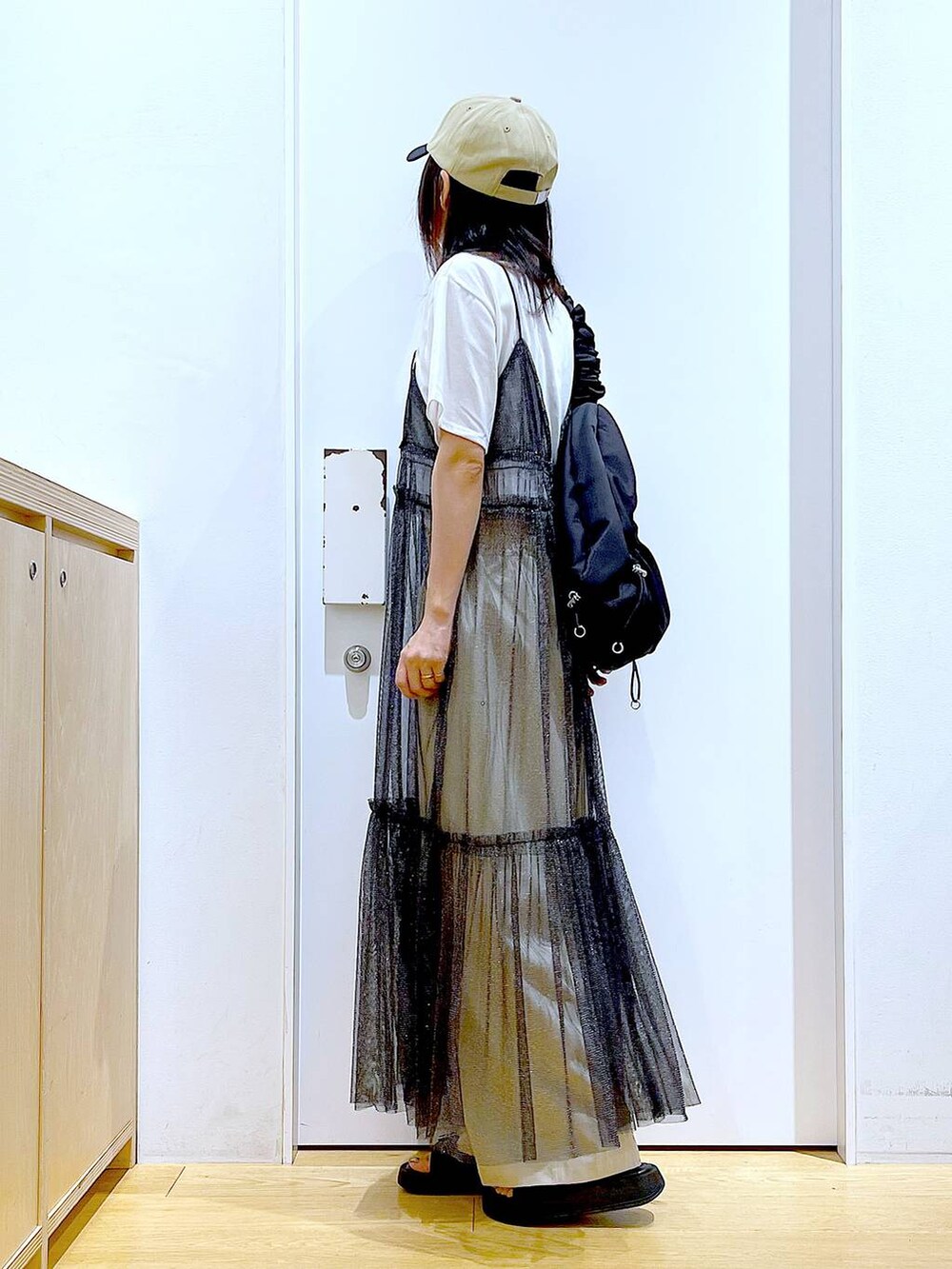 その他のワンピース、ブラック系のサンダル、ホワイト系のTシャツ/カットソーを着用したレディースの夏コーディネートの3枚目の写真