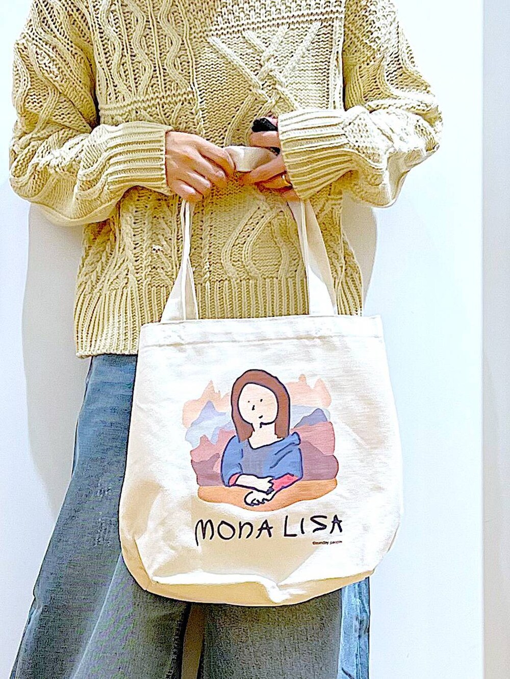 その他のトートバッグ、ブルー系のデニムパンツ、ベージュ系のブーツを着用したレディースの冬コーディネートの9枚目の写真