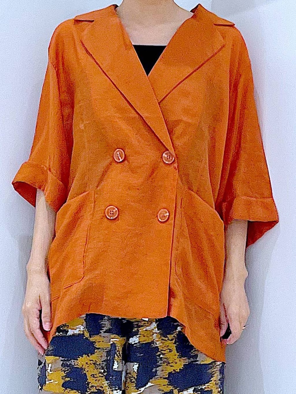 グレー系のその他パンツ、ブラック系のサンダル、ホワイト系のハンドバッグを着用したレディースの夏コーディネートの7枚目の写真