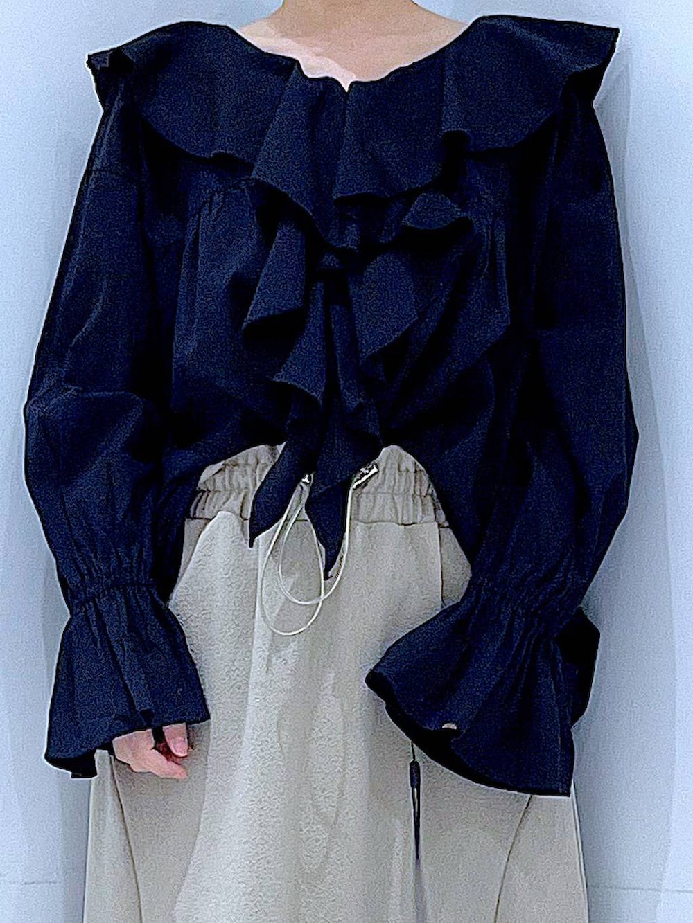 ブラック系のハンドバッグ、ブラック系のローファー、ブラック系のシャツ/ブラウスを着用したレディースの春コーディネートの7枚目の写真