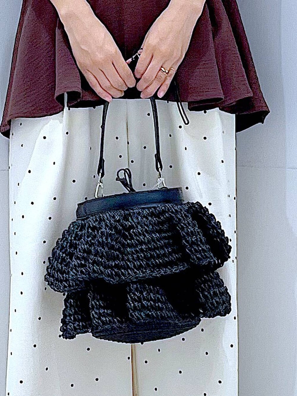 その他のその他パンツ、ベージュ系のショルダーバッグ、ブラック系のサンダルを着用したレディースの夏コーディネートの9枚目の写真