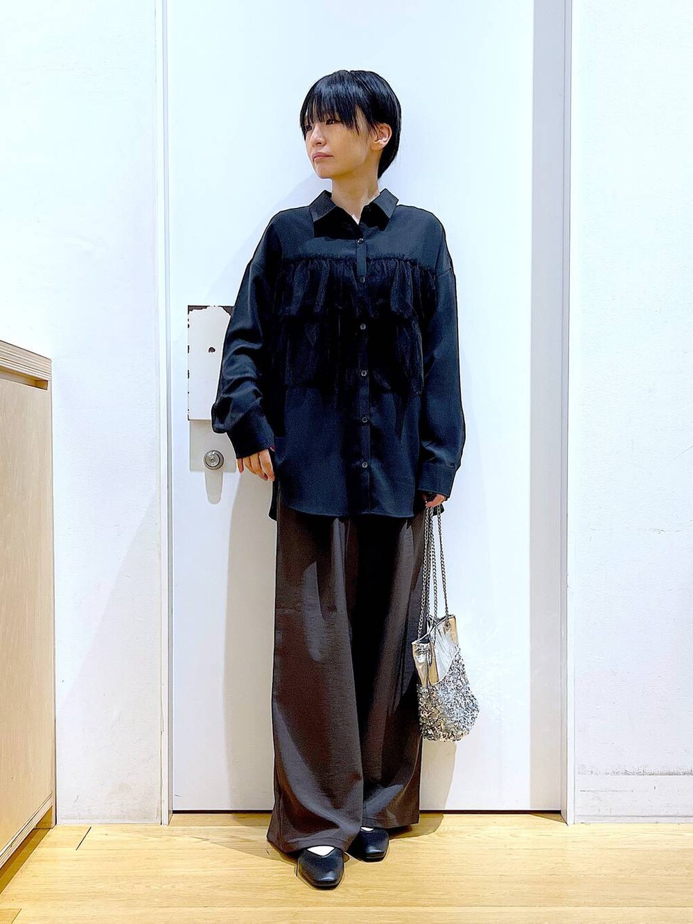 ブラック系のパンプス、その他のショルダーバッグ、グレー系のその他パンツを着用したレディースの春コーディネートの2枚目の写真