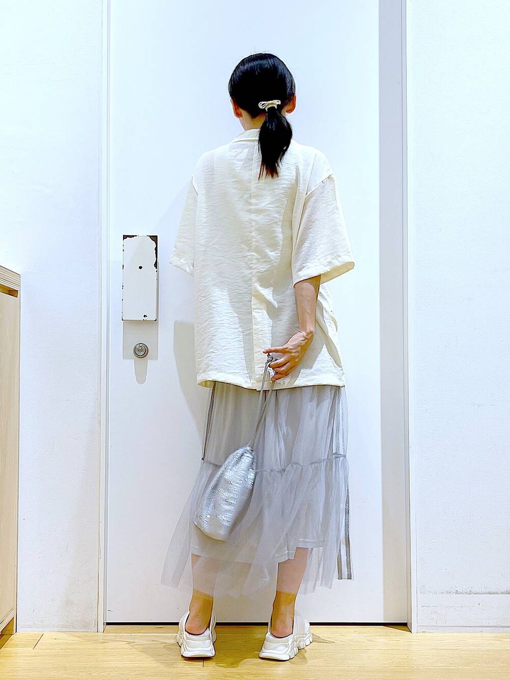 ホワイト系のサンダル、グレー系のショルダーバッグ、ホワイト系のニット/セーターを着用したレディースの夏コーディネートの5枚目の写真