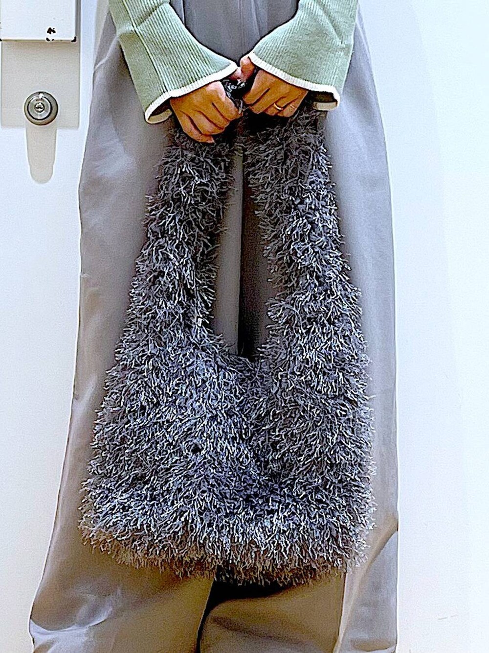 グリーン系のニット/セーター、グレー系のサロペット/オーバーオール、グレー系のショルダーバッグを着用したレディースの秋コーディネートの9枚目の写真