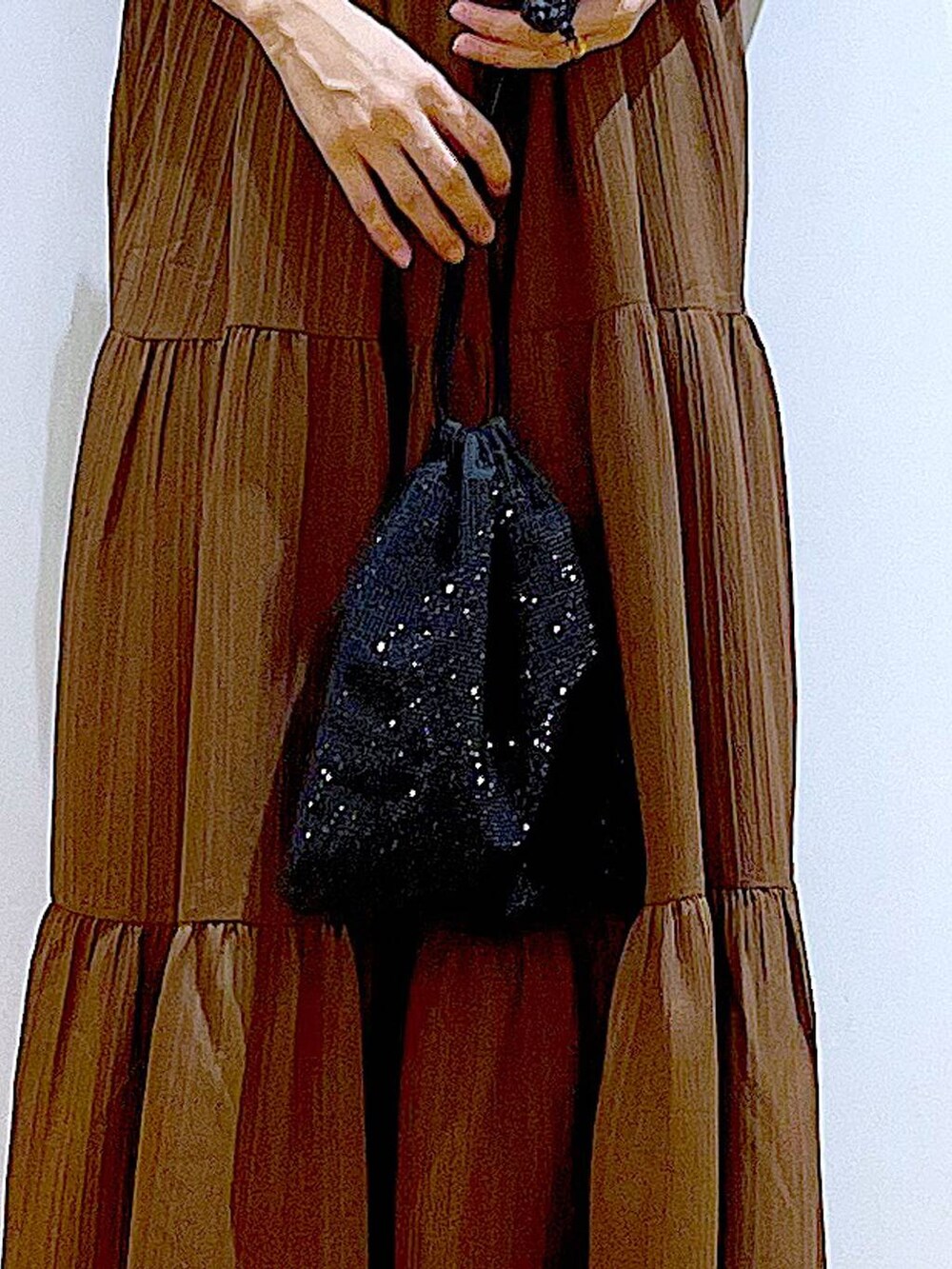 ブラック系のサンダル、ブラック系のショルダーバッグ、ベージュ系のワンピースを着用したレディースの夏コーディネートの9枚目の写真