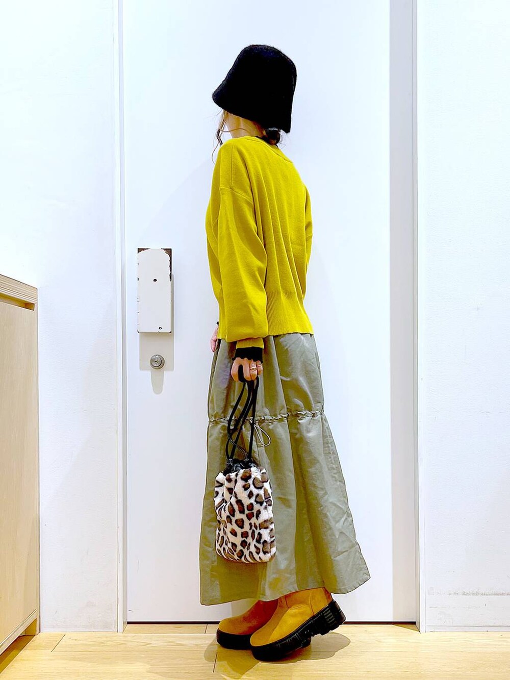 ブラック系のTシャツ/カットソー、その他のショルダーバッグ、ベージュ系のブーツを着用したレディースの冬コーディネートの3枚目の写真