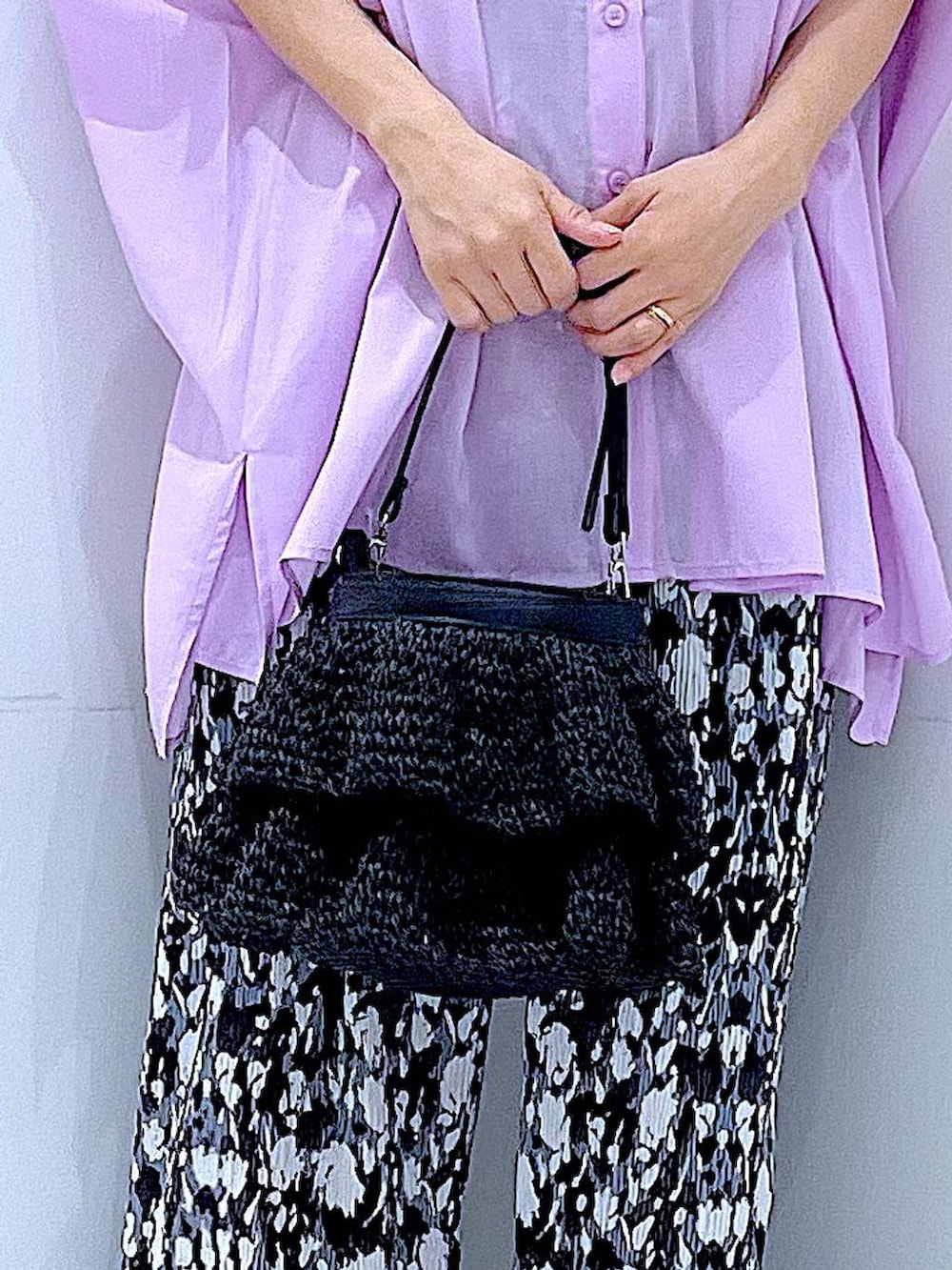 ブラック系のショルダーバッグ、ブラック系のスニーカー、パープル系のシャツ/ブラウスを着用したレディースの春コーディネートの9枚目の写真