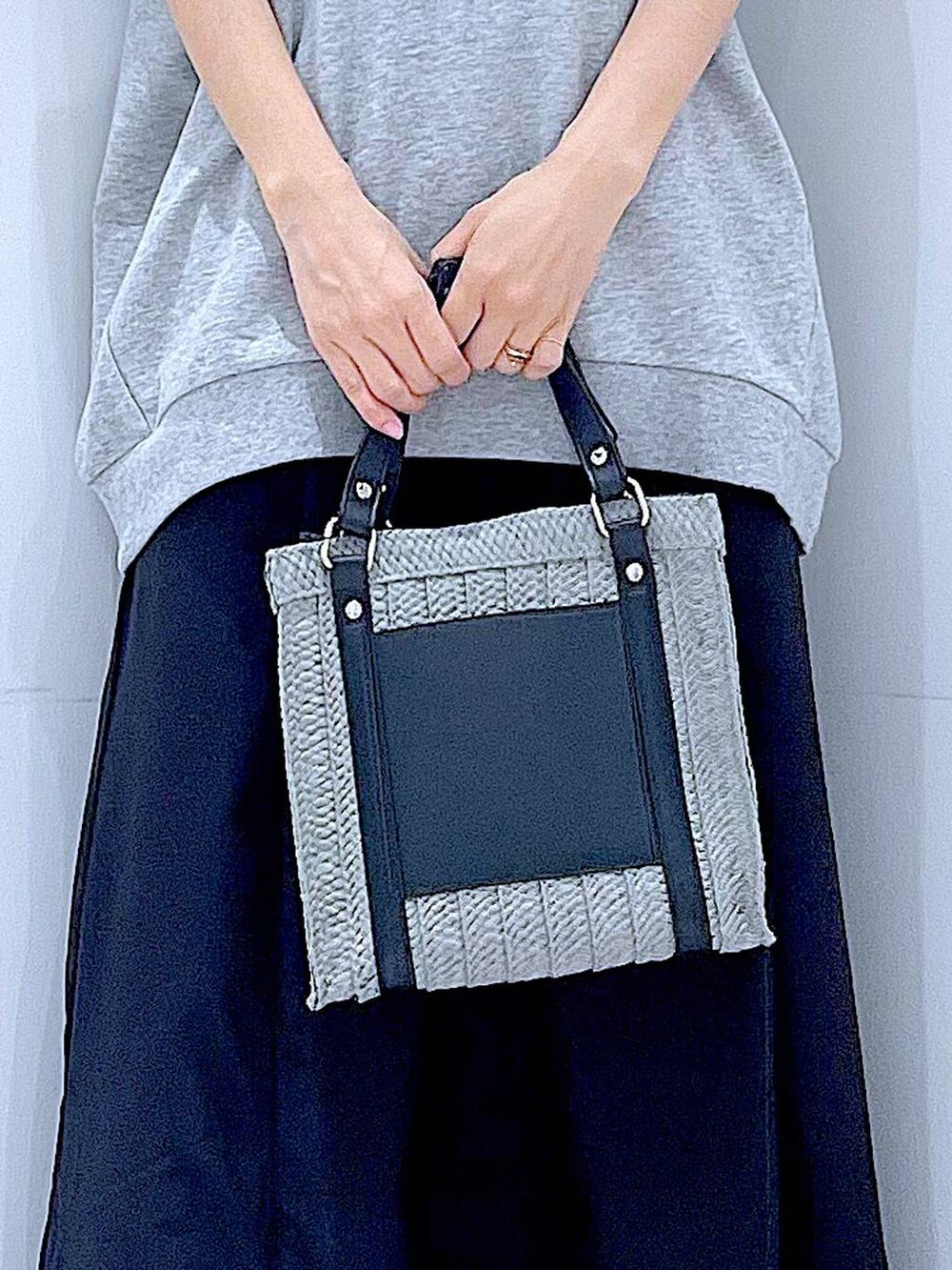 グレー系のショルダーバッグ、ブラック系のサンダル、グレー系のTシャツ/カットソーを着用したレディースの夏コーディネートの9枚目の写真