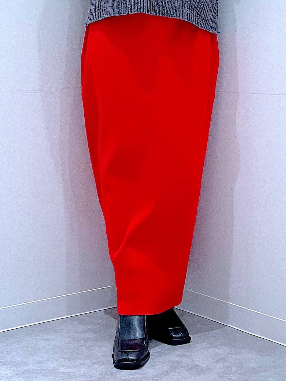 ベージュ系のショルダーバッグ、ブラック系のブーツ、グレー系のニット/セーターを着用したレディースの冬コーディネートの8枚目の写真