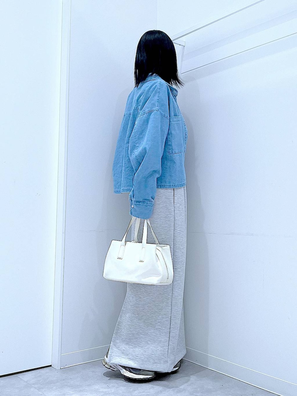 ブラック系のTシャツ/カットソー、ホワイト系のボストンバッグ、ブルー系のシャツ/ブラウスを着用したレディースの春コーディネートの4枚目の写真