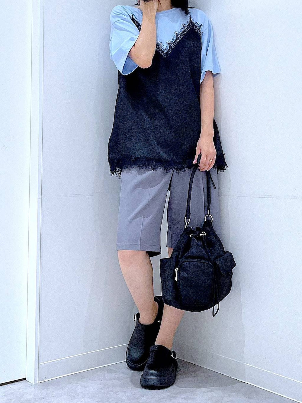 ブルー系のTシャツ/カットソー、ブラック系のハンドバッグ、ブラック系のその他シューズを着用したレディースの秋コーディネートの6枚目の写真