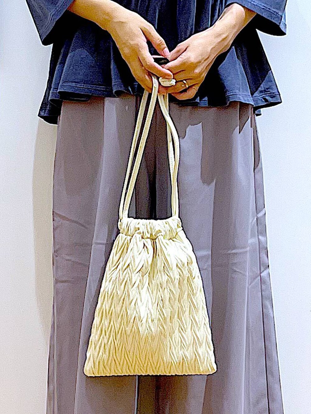 ホワイト系のショルダーバッグ、グレー系のその他パンツ、ホワイト系のパンプスを着用したレディースの秋コーディネートの9枚目の写真