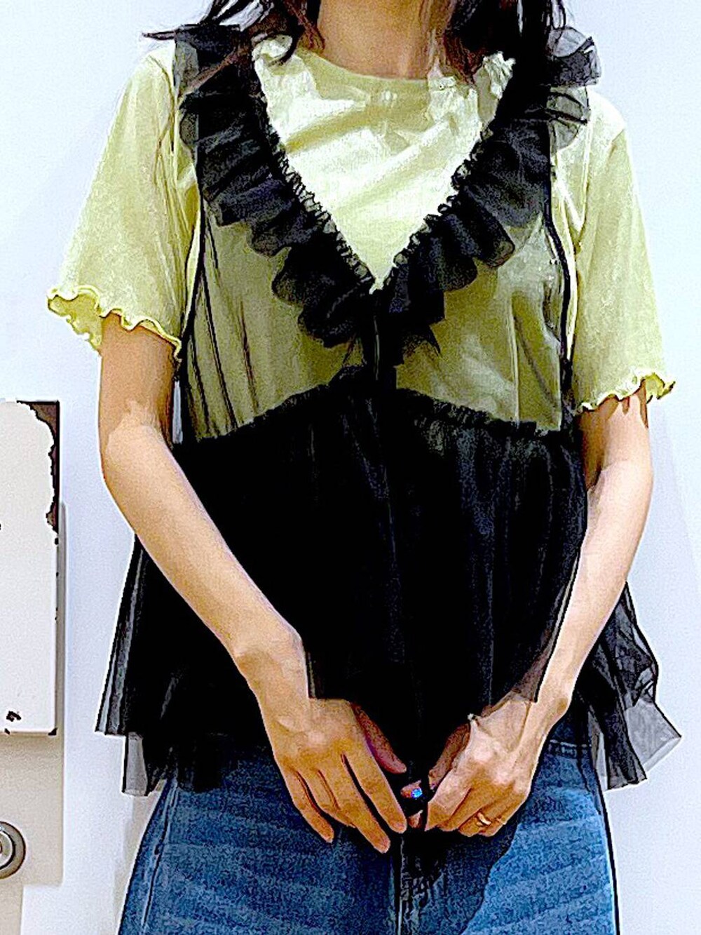 ブラウン系のショルダーバッグ、ホワイト系のサンダル、ブルー系のデニムパンツを着用したレディースの夏コーディネートの2枚目の写真