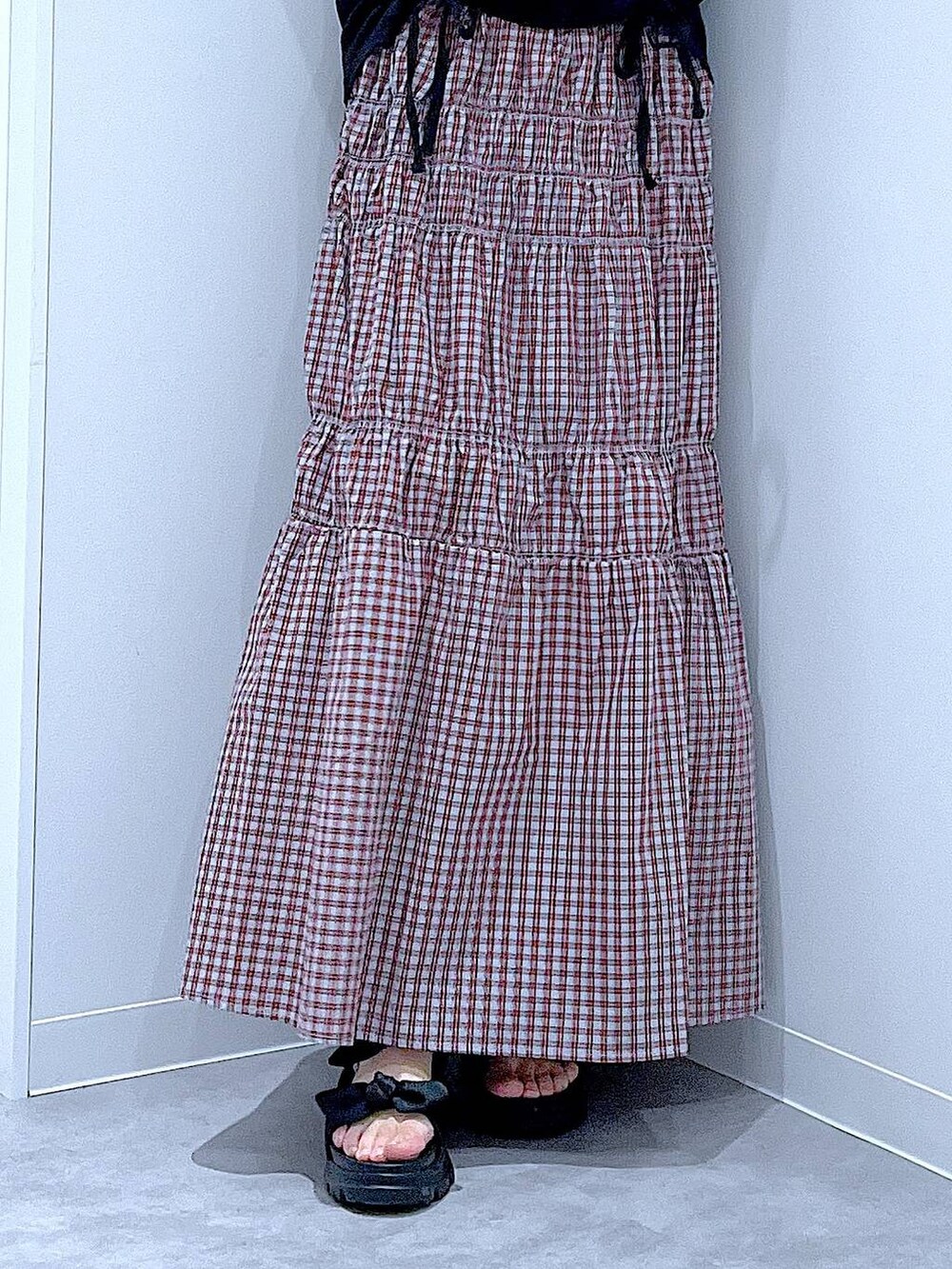 ブラック系のサンダル、ブラック系のTシャツ/カットソー、その他のショルダーバッグを着用したレディースの夏コーディネートの8枚目の写真