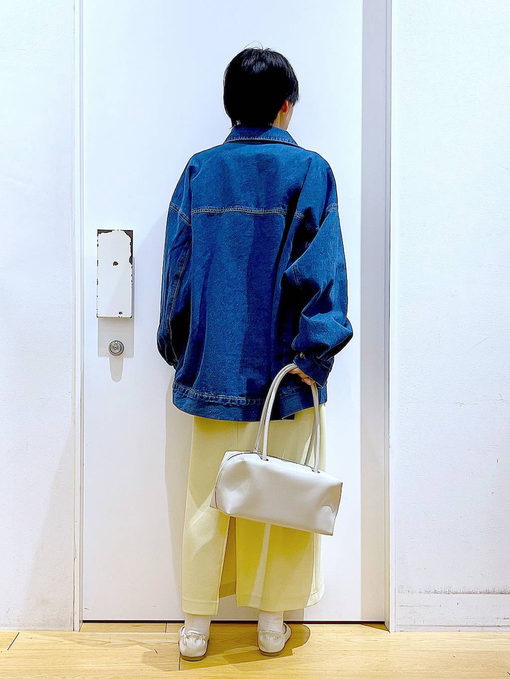 「リラックス、若見え、ゆったり、休日コーデ、骨格ウェーブ、LAKOLE、ロンT、シンプル、シンプルコーデ、カジュアルコーデ、スカート、デニムジャケット、春コーデ、春アウター、楽ちんコーデ」｜「LAKOLEのエナメルスクエアボストンバッグ / 283535（ボストンバッグ、ホワイト系）」を使った、あおき@LAKOLE海老名さん（レディース・156cm）の春コーディネートの5枚目の写真