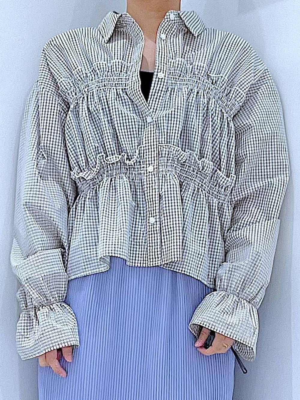 ホワイト系のショルダーバッグ、ベージュ系のシャツ/ブラウス、パープル系のスカートを着用したレディースの春コーディネートの7枚目の写真