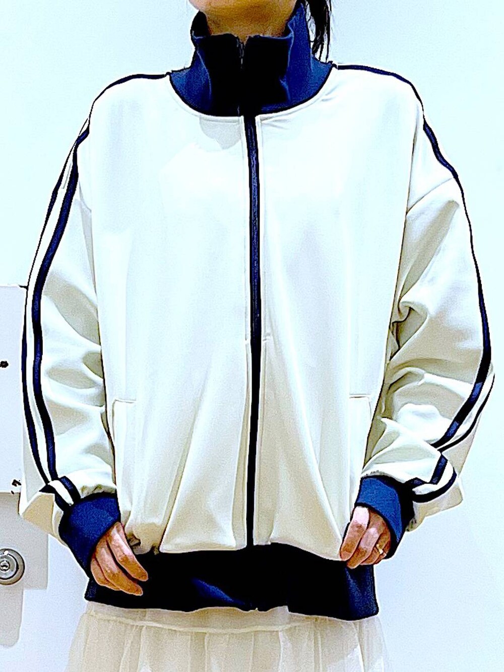 ベージュ系のブーツ、ブルー系のショルダーバッグ、ベージュ系のスウェットを着用したレディースの春コーディネートの7枚目の写真