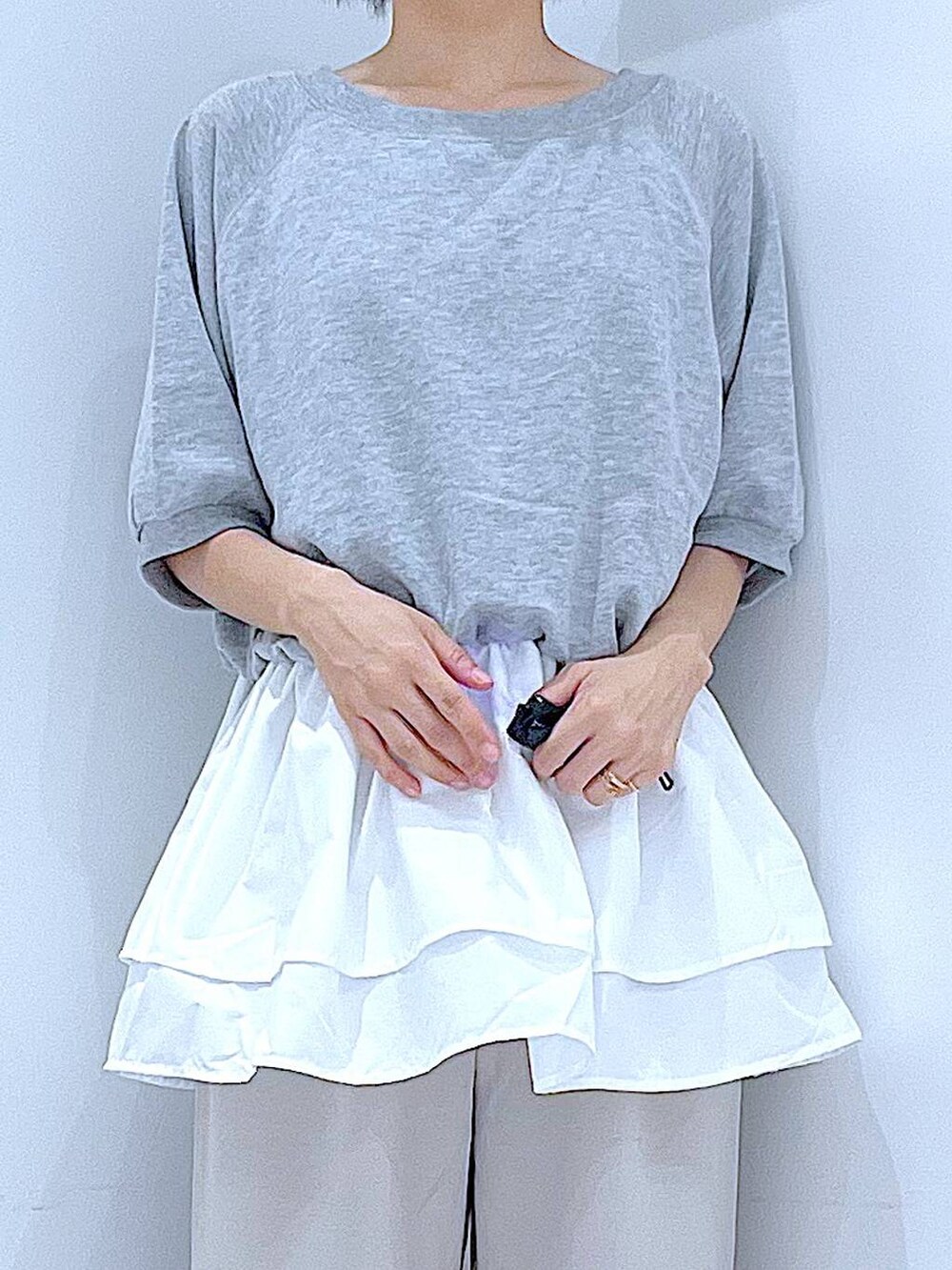 ベージュ系のその他パンツ、ブラック系のローファー、ブラック系のショルダーバッグを着用したレディースの秋コーディネートの7枚目の写真