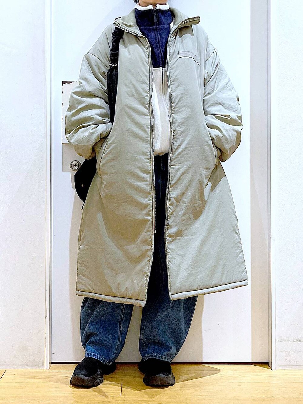 「リラックス、若見え、ゆったり、休日コーデ、骨格ウェーブ、LAKOLE、冬コーデ、おでかけ、フリース、ジャケット、カジュアル、デニムパンツ、ワイドパンツ、ブーツ、ショルダーバッグ」｜「LAKOLEのギャザーハンドルショルダーバッグ / 132238（ショルダーバッグ、ブラック系）」を使った、あおき@LAKOLE海老名さん（レディース・156cm）の冬コーディネートの6枚目の写真