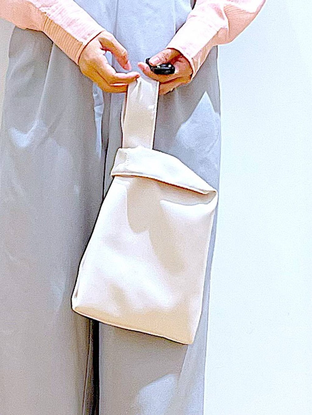 ホワイト系のショルダーバッグ、グレー系のサロペット/オーバーオール、その他のパンプスを着用したレディースの春コーディネートの8枚目の写真