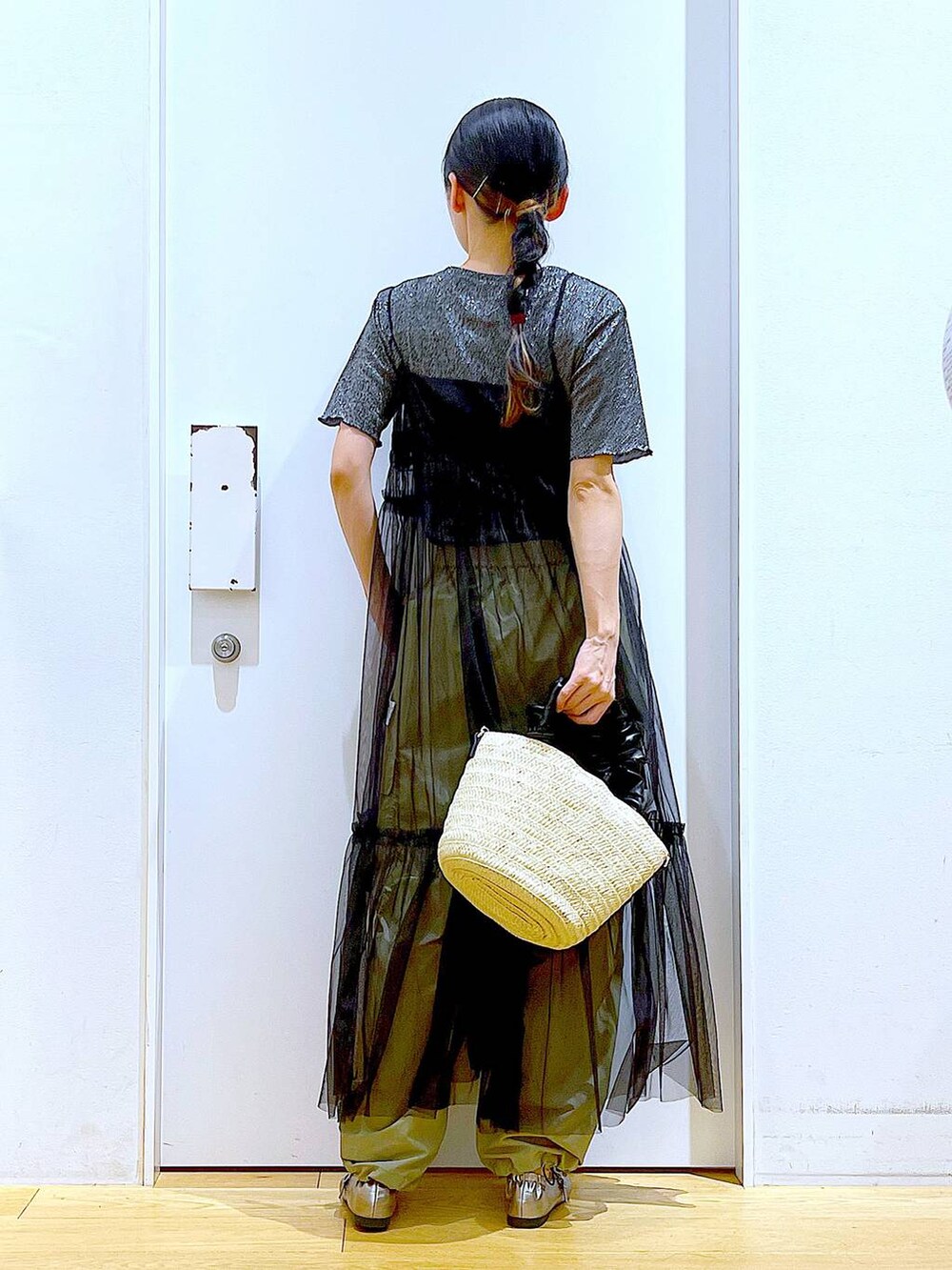 ブラック系のワンピース、グリーン系のカーゴパンツ、その他のパンプスを着用したレディースの夏コーディネートの5枚目の写真