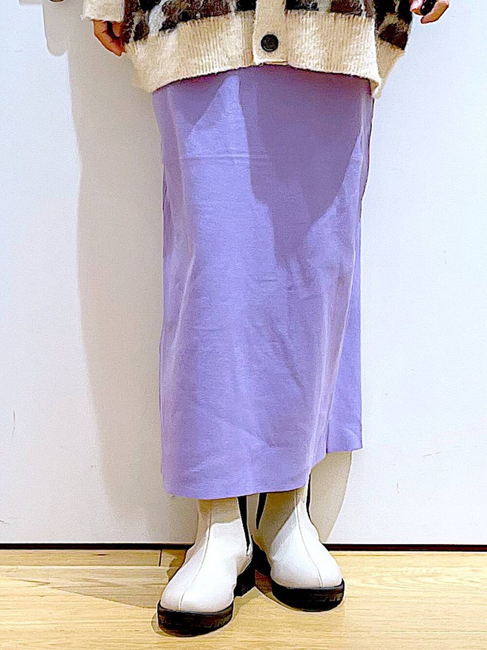 ホワイト系のTシャツ/カットソー、ベージュ系のブーツ、ベージュ系のショルダーバッグを着用したレディースの冬コーディネートの8枚目の写真