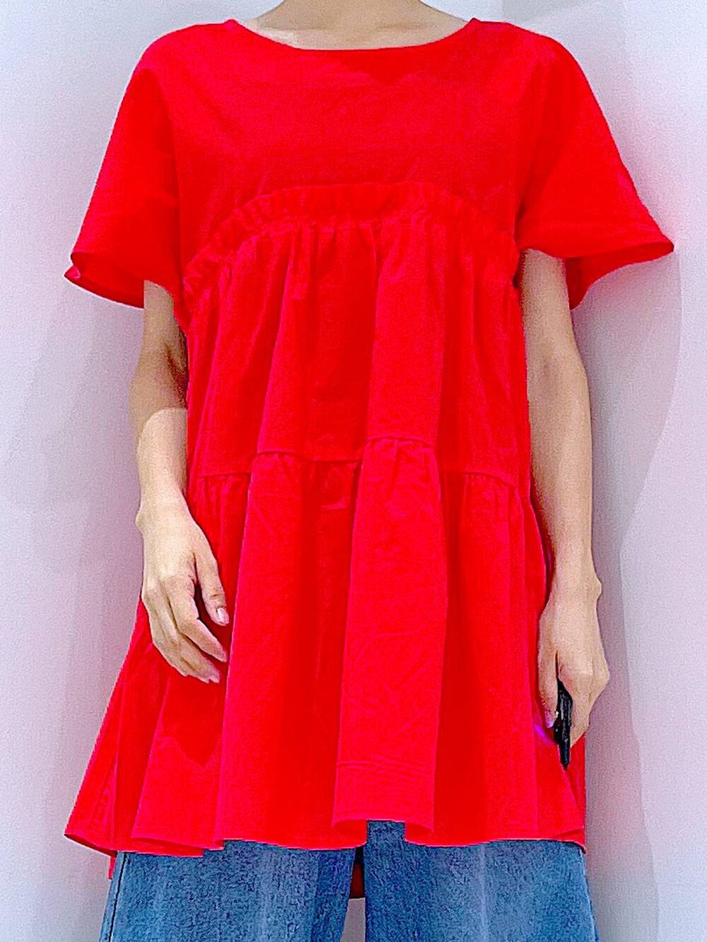 ブルー系のデニムパンツ、ブラック系のショルダーバッグ、シルバー系のサンダルを着用したレディースの夏コーディネートの7枚目の写真