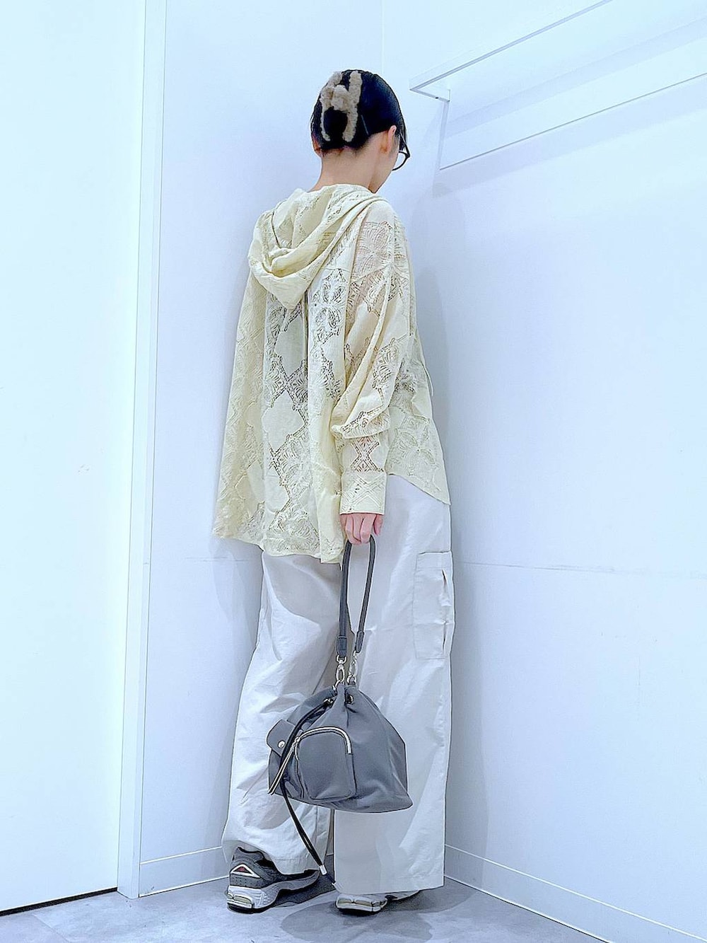 グレー系のショルダーバッグ、ベージュ系のシャツ/ブラウス、ベージュ系のカーゴパンツを着用したレディースの春コーディネートの5枚目の写真