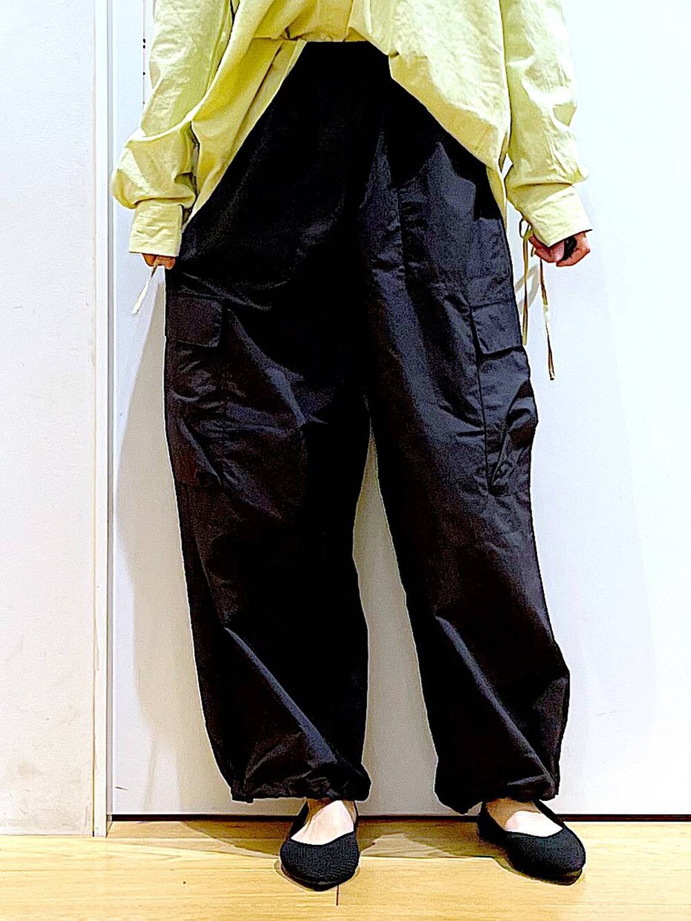 グリーン系のシャツ/ブラウス、ブラック系のショルダーバッグ、ブラック系のパンプスを着用したレディースの春コーディネートの8枚目の写真