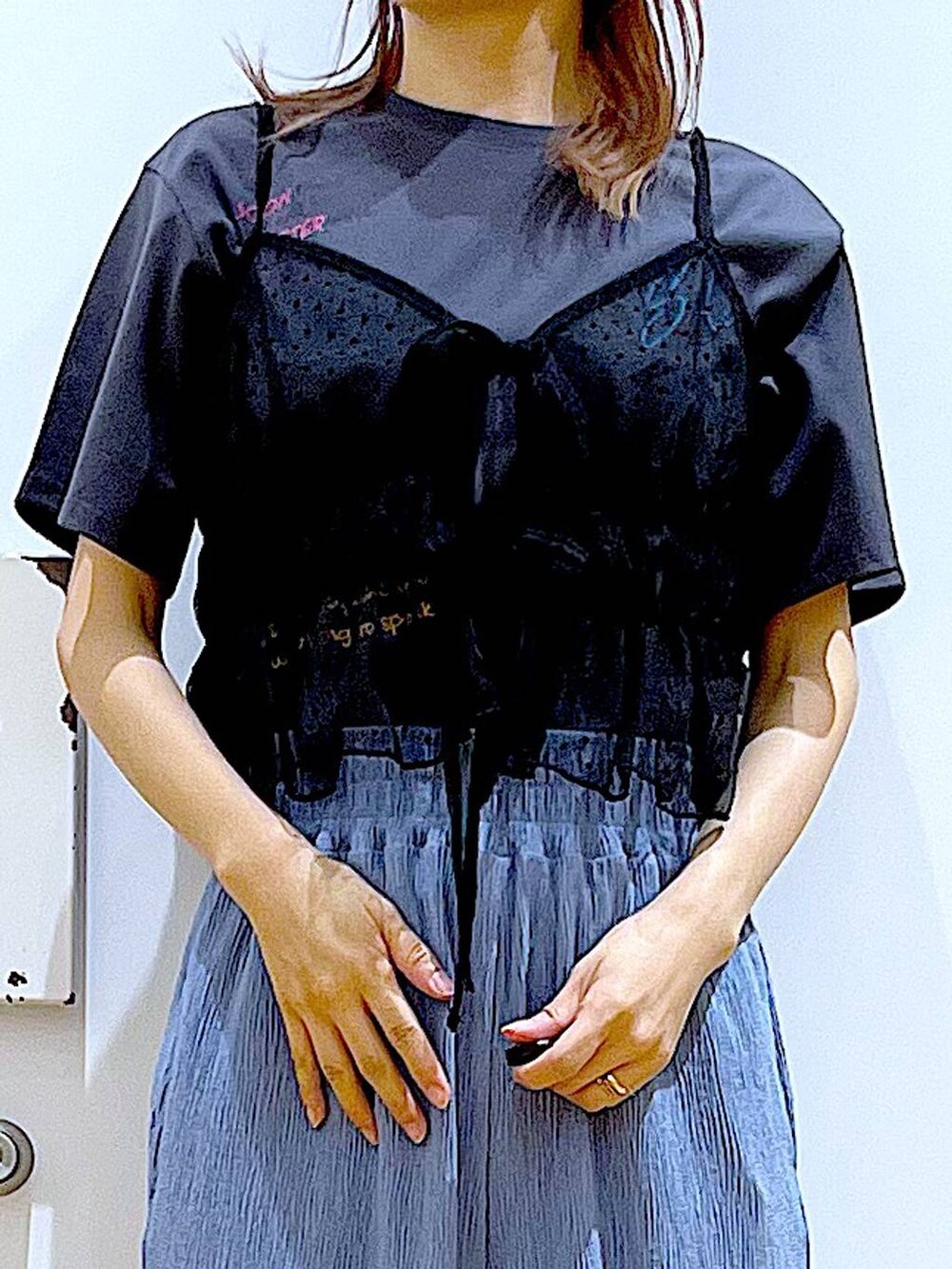 ブラック系のサンダル、ブラック系のキャミソール、ブルー系のその他パンツを着用したレディースの夏コーディネートの7枚目の写真