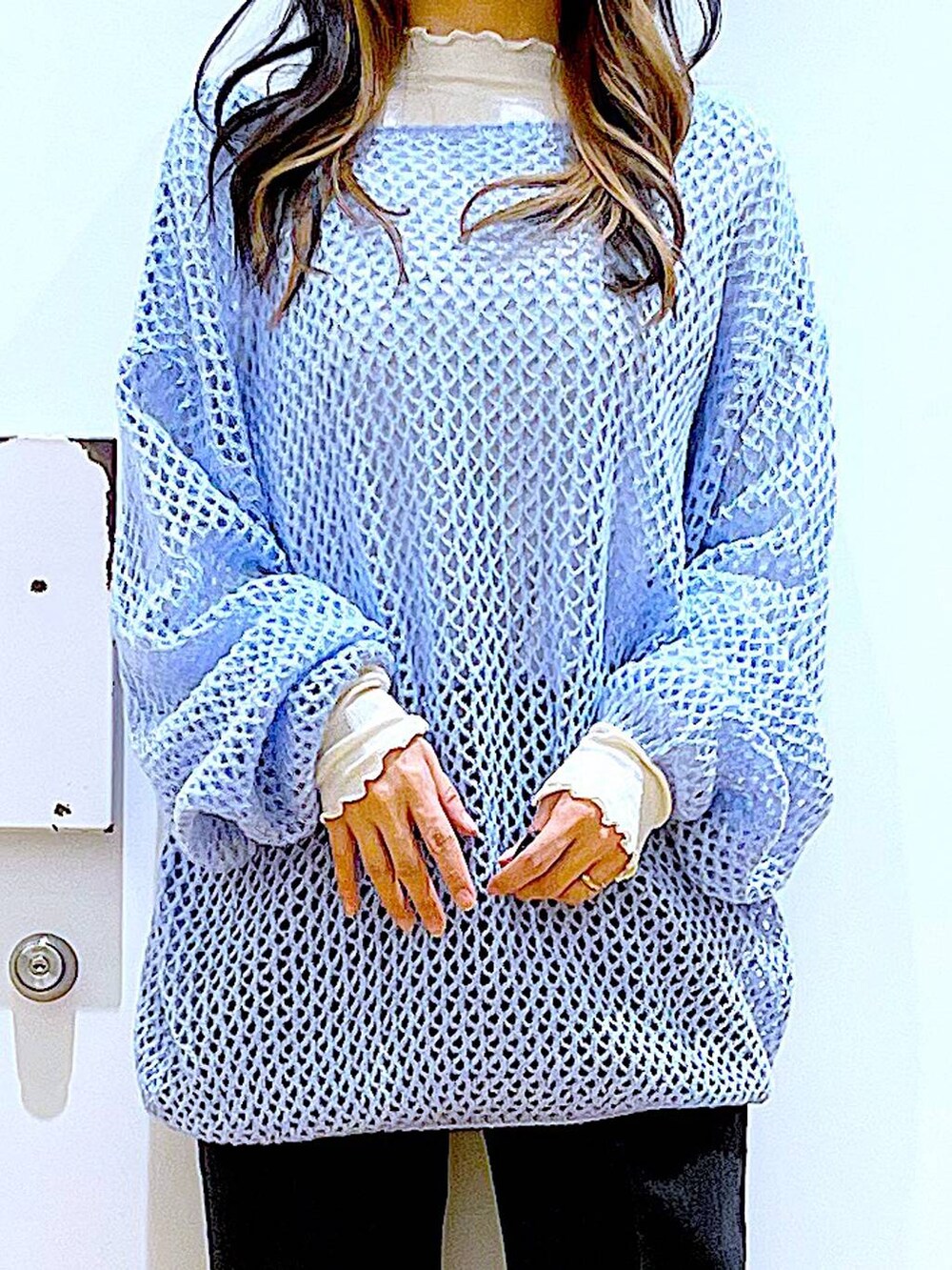 グレー系のデニムパンツ、ホワイト系のTシャツ/カットソー、ブルー系のニット/セーターを着用したレディースの冬コーディネートの7枚目の写真