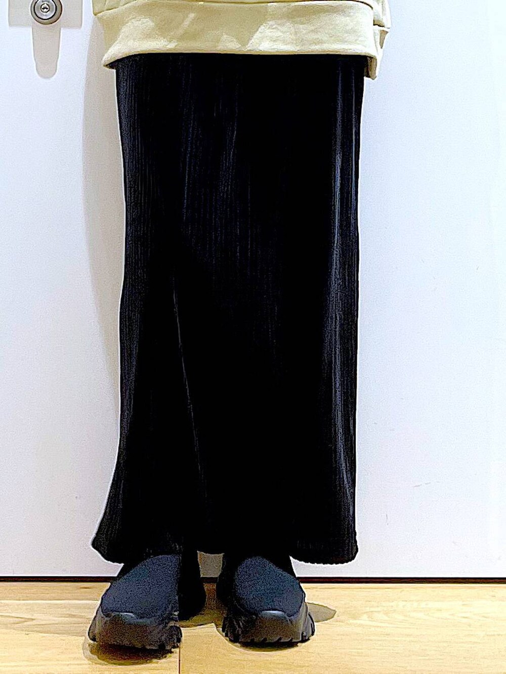 ブラック系のブーツ、ブラック系のショルダーバッグ、ブラック系のスカートを着用したレディースの冬コーディネートの8枚目の写真